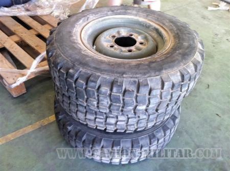 LOTE - 3 Neumáticos 7.50 R16 Dunlop con llantas (usados) - Camion vehiculos ropa uniformes militar ejercito venta